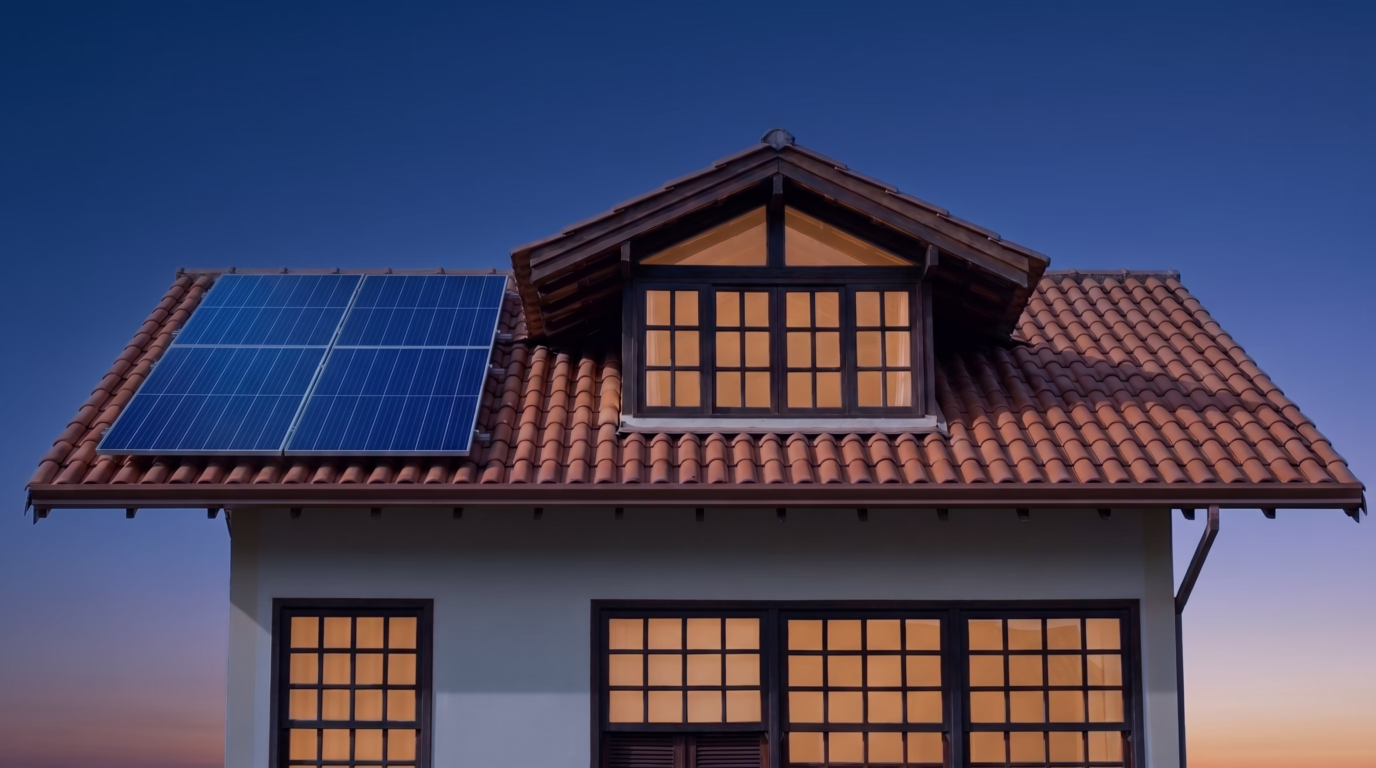 Instalação fotovoltaica StreetSun em imóvel residencial iluminado ao anoitecer em Paraty