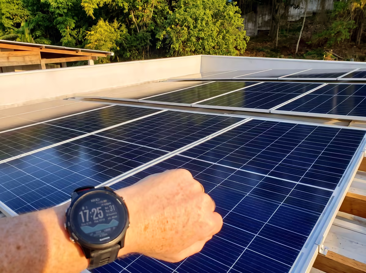Painéis solares fotovoltaicos instalados em Paraty com relógio marcando o horário de geração